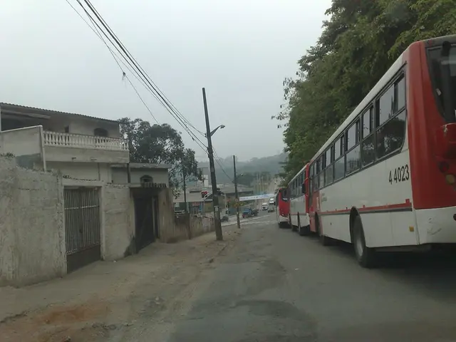 Delay at an intersection? Restricting specific left turns enhances the smooth movement of traffic